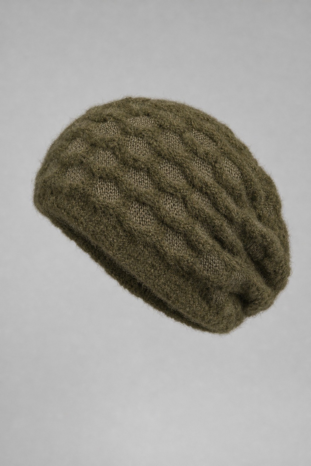 Bonnet olive en maille, motif en relief, présenté seul sur fond gris clair