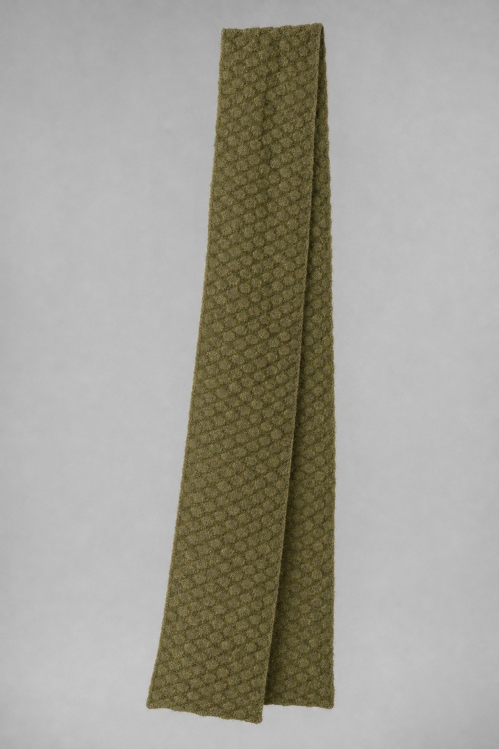 Écharpe olive en alpaga, maille en relief, présentée sur toute sa longueur sur fond gris clair
