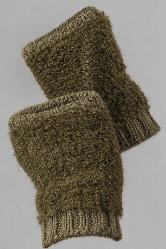 Deux mitaines sans doigts en maille olive sur fond gris clair